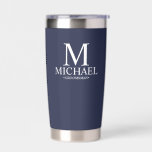 Botella Aislada Groomsman personalizado moderno<br><div class="desc">Regalos Groomsman personalizados modernos con monograma personalizado,  nombre y título del groomsman en blanco clásico estilo de letra serif sobre fondo azul marino. También perfecto para el Mejor Hombre,  Padre de la Novia y más.</div>