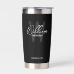 Botella Aislada Groomsmen personalizado de escritura moderna<br><div class="desc">Moderno Minimalista Personalizado Monograma y Regalos de nombres Este diseño presenta un nombre personalizado en blanco y moderno estilo de letra de escritura a mano y monograma en gris claro moderno sans serif estilo de fuente como fondo, con detalles bodas en blanco moderno sans serif estilo de fuente serif sobre...</div>