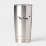 Botella Aislada Groomsmen personalizado de escritura moderna<br><div class="desc">Tumbler de Groomsmen Personalizado con guión moderno con el nombre de un groomsman personalizado en estilo de letra de escritura moderno negro con título y fecha boda en estilo de letra sans serif moderno. También perfecto para la empleada de honor, la niña flor, la madre de la novia, el mejor...</div>
