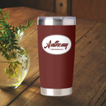 Botella Aislada Maroon Stylist Boda Groomsman Nombre<br><div class="desc">Regale a su boda groomsman este tumbler termal de acero inoxidable,  moderno y personalizado,  con su nombre en escritura estilizada en un diseño ovalado blanco. El fondo y el guión son un color marrón. Personalice su vaso termal editando y reemplazando el nombre del groomsman por el nombre deseado.</div>