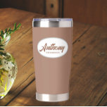 Botella Aislada Mocha Estilizada Boda Groomsman Nombre<br><div class="desc">Regale a su boda groomsman este tumbler termal de acero inoxidable, moderno y personalizado, con su nombre en escritura estilizada en un diseño ovalado blanco. El color de fondo y el guión son un color mocha. Personalice su vaso termal editando y reemplazando el nombre del groomsman por el nombre deseado....</div>