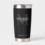 Botella Aislada Monograma masculino personalizado y Groomsmen de n<br><div class="desc">Añada un toque personal a su boda con un regalo personalizado para los padrinos. Este diseño presenta el nombre personalizado del groomsman con título en blanco y monograma en gris claro como fondo, en estilo clásico de tipo de letra serif sobre fondo negro. También perfecto para el mejor hombre, padre...</div>
