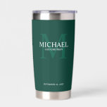 Botella Aislada Monograma masculino personalizado y Groomsmen de n<br><div class="desc">Añada un toque personal a su boda con un regalo personalizado para los padrinos. Este diseño presenta el nombre personalizado del groomsman con título en blanco y monograma en verde esmeralda claro como fondo, en estilo clásico de tipo de letra serif sobre fondo verde esmeralda. También perfecto para el mejor...</div>