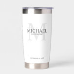 Botella Aislada Monograma masculino personalizado y Groomsmen de n<br><div class="desc">Añada un toque personal a su boda con un regalo personalizado para los padrinos. Este diseño presenta el nombre personalizado del groomsman con un título en gris y monograma en gris claro como fondo, en estilo clásico de tipo de letra serif sobre fondo blanco. También perfecto para el mejor hombre,...</div>
