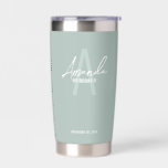 Botella Aislada Monograma y nombre de la moderna dama de honor per<br><div class="desc">Modern Personalized Bridesmaid's Monogram and Name Gifts Este diseño presenta el nombre personalizado de la dama de honor en blanco y moderno estilo de letra de escritura a mano y monograma en sage verde moderno sans serif estilo de fuente como fondo, con detalles bodas en blanco moderno estilo de letra...</div>
