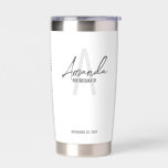 Botella Aislada Monograma y nombre de la moderna dama de honor per<br><div class="desc">Modern Personalized Bridesmaid's Monogram and Name Gifts Este diseño presenta el nombre personalizado de la dama de honor en el estilo de letra de escritura a mano gris moderno y monograma con estilo de fuente sans serif gris claro y estilo de fuente serif como fondo, con detalles bodas en el...</div>