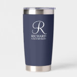 Botella Aislada Monograma y nombre del Groomsman personalizado<br><div class="desc">Elegante Regalos Groomsman personalizados con un monograma personalizado en blanco elegante estilo tipo de letra con el nombre y título del groomsman en estilo clásico serif con fondo azul marino. También perfecto para el mejor hombre, padre de la novia, dama de honor, chica de flores, madre de la novia y...</div>