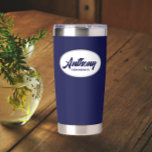 Botella Aislada Nombre de Groomsman Boda con estilo azul de la mar<br><div class="desc">Regale a su boda groomsman con este tumbler termal de acero inoxidable, moderno y personalizado, con su nombre en escritura estilizada en un diseño ovalado blanco. El color de fondo y el guión son azul marino. Personalice su vaso termal editando y reemplazando el nombre del groomsman por el nombre deseado....</div>