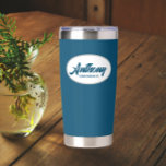 Botella Aislada Nombre de Groomsman Boda con estilo azul verde azu<br><div class="desc">Regale a su boda groomsman con este tumbler termal de acero inoxidable, moderno y personalizado, con su nombre en escritura estilizada en un diseño ovalado blanco. El fondo y el guión son de color azul verde azulado. Personalice su vaso termal editando y reemplazando el nombre del groomsman por el nombre...</div>