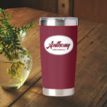 Botella Aislada Nombre de Groomsman Boda con estilo Borgoña<br><div class="desc">Regale a su boda groomsman este tumbler termal de acero inoxidable,  moderno y personalizado,  con su nombre en escritura estilizada en un diseño ovalado blanco. El fondo y el guión son de color burdeos. Personalice su vaso termal editando y reemplazando el nombre del groomsman por el nombre deseado.</div>