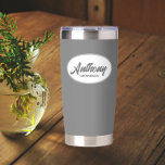 Botella Aislada Nombre de Groomsman Boda con estilo gris oscuro<br><div class="desc">Regale a su boda groomsman con este tumbler termal de acero inoxidable, moderno y personalizado, con su nombre en escritura estilizada en un diseño ovalado blanco. El fondo y el guión son de color gris oscuro. Personalice su vaso termal editando y reemplazando el nombre del groomsman por el nombre deseado....</div>