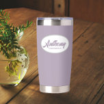 Botella Aislada Nombre de Groomsman de Boda con estilo Mauve<br><div class="desc">Regale a su boda groomsman con este tumbler termal de acero inoxidable,  moderno y personalizado,  con su nombre en escritura estilizada en un diseño ovalado blanco. El color de fondo y el guión son malintencionados. Personalice su vaso termal editando y reemplazando el nombre del groomsman por el nombre deseado.</div>