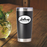 Botella Aislada Nombre de Groomsman de Boda con estilo negro<br><div class="desc">Regale a su groomsman este moderno y personalizado, acero inoxidable, tumbler térmico, personalizado con su propio nombre en escritura negra y estilizada dentro de un diseño blanco, ovalado sobre un fondo negro. Personalice su tumbler editando y reemplazando el nombre por el nombre de su groomsman. Seleccione su estilo de color...</div>