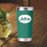 Botella Aislada Nombre de Groomsman de Boda con estilo verde esmer<br><div class="desc">Regale a su boda groomsman con este tumbler termal de acero inoxidable, moderno y personalizado, con su nombre en escritura estilizada en un diseño ovalado blanco. El color de fondo y el guión son de color verde esmeralda. Personalice su vaso termal editando y reemplazando el nombre del groomsman por el...</div>