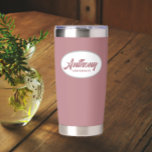 Botella Aislada Nombre de Groomsman de Boda estilizado Dusty Rosa<br><div class="desc">Regale a su boda groomsman con este tumbler termal de acero inoxidable, moderno y personalizado, con su nombre en escritura estilizada en un diseño ovalado blanco. El color de fondo y el guión son rosas polvorientos. Personalice su vaso termal editando y reemplazando el nombre del groomsman por el nombre deseado....</div>