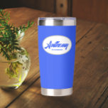 Botella Aislada Nombre de Groomsman del Boda con estilo azul real<br><div class="desc">Regale a su boda groomsman con este tumbler termal de acero inoxidable, moderno y personalizado, con su nombre en escritura estilizada en un diseño ovalado blanco. El color de fondo y el guión son azul real. Personalice su vaso termal editando y reemplazando el nombre del groomsman por el nombre deseado....</div>