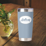 Botella Aislada Nombre de Groomsman del Boda con estilo azul turbi<br><div class="desc">Regale a su boda groomsman con este tumbler termal de acero inoxidable, moderno y personalizado, con su nombre en escritura estilizada en un diseño ovalado blanco. El color de fondo y el guión son azul polvoriento. Personalice su vaso termal editando y reemplazando el nombre del groomsman por el nombre deseado....</div>