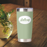 Botella Aislada Nombre de Groomsman del Boda con estilo Sage Green<br><div class="desc">Regale a su boda groomsman con este tumbler termal de acero inoxidable, moderno y personalizado, con su nombre en escritura estilizada en un diseño ovalado blanco. El color de fondo y el guión es un color verde sabio. Personalice su vaso termal editando y reemplazando el nombre del groomsman por el...</div>