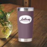 Botella Aislada Nombre de Groomsman del Boda Estilizado de Eggplan<br><div class="desc">Regale a su boda groomsman con este tumbler termal de acero inoxidable,  moderno y personalizado,  con su nombre en escritura estilizada en un diseño ovalado blanco. El color de fondo y el guión son berenjenas. Personalice su vaso termal editando y reemplazando el nombre del groomsman por el nombre deseado.</div>