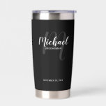 Botella Aislada Nombre de Groomsman personalizado de guión moderno<br><div class="desc">Añada un toque personal a su boda con un regalo personalizado para el novio. Este diseño presenta el nombre personalizado de groomsman en un estilo de letra de escritura moderno blanco y monograma en un estilo de letra de escritura moderno gris claro como fondo con título y fecha boda en...</div>