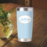 Botella Aislada Nombre Groomsman del Boda con estilo azul claro<br><div class="desc">Regale a su boda groomsman con este tumbler termal de acero inoxidable, moderno y personalizado, con su nombre en escritura estilizada en un diseño ovalado blanco. El fondo y el guión son de color azul claro. Personalice su vaso termal editando y reemplazando el nombre del groomsman por el nombre deseado....</div>
