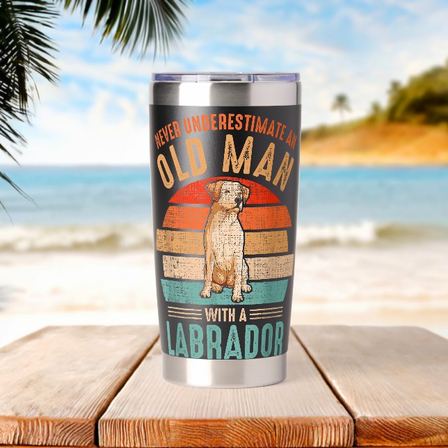 Botella Aislada Nunca Subestimes A Un Hombre Mayor Con Un Labrador (Playa (girada))