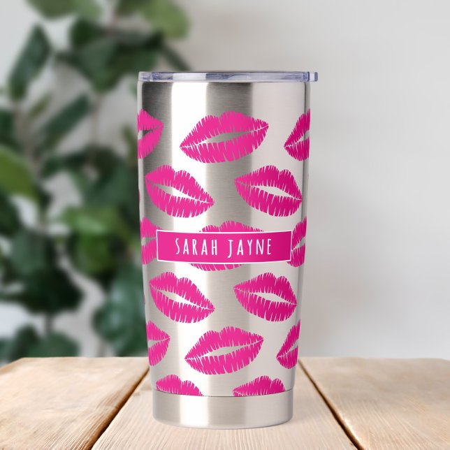 Botella Aislada Patrón de besos de lápiz labial rosado caliente Tu (Hot pink lipstick kisses tumbler with space for your name)