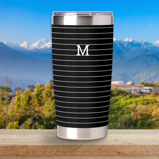 Botella Aislada Patrón de franja blanca moderna Monograma simple (A travel mug with white pinstripe pattern on a black background, with custom monogram initial)