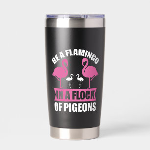 Botella Aislada Ser Un Flamenco En Una Bandada De Palomas