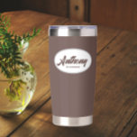 Botella Aislada Taupe Estilizado Boda Groomsman Nombre<br><div class="desc">Regale a su boda groomsman con este tumbler termal de acero inoxidable, moderno y personalizado, con su nombre en escritura estilizada en un diseño ovalado blanco. El color de fondo y la secuencia de comandos son taupe. Personalice su vaso termal editando y reemplazando el nombre del groomsman por el nombre...</div>