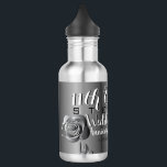 Botella De Agua 11.º Aniversario del Boda del Acero<br><div class="desc">Para su 11º aniversario de boda,  una encantadora botella de agua de acero inoxidable rosa con fuente vintage y sus nombres y fecha. ¡Un diseño tan divertido y elegante que se puede tener con ella durante todo el día!</div>