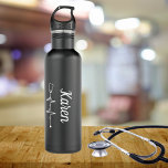 Botella De Agua 200 Fase de Stethoscope Monograma<br><div class="desc">Esta botella de agua de primera calidad está diseñada con un patrón de latido cardíaco de estetoscopio,  celebrando a los dedicados profesionales de la salud y su compromiso de salvar vidas. Manténgase hidratado con estilo mientras rinde homenaje a su noble profesión con esta botella de agua elegante y práctica.</div>