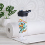 Botella De Agua Acamán y Trident subiendo a la superficie gráfico<br><div class="desc">Aquaman y el reino perdido | Chequea Aquaman con su Tridente saliendo del mar en una ola al atardecer,  con su nombre e ícono con acento floral.</div>