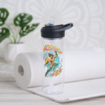 Botella De Agua Acamán y Trident subiendo a la superficie gráfico<br><div class="desc">Aquaman y el reino perdido | Chequea Aquaman con su Tridente saliendo del mar en una ola al atardecer,  con su nombre e ícono con acento floral.</div>