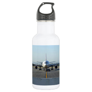 Botella De Agua Aeroplano en el aeropuerto con el cielo azul en