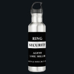Botella De Agua Agente portador del anillo de seguridad de anillo<br><div class="desc">Haga que su portador de anillo se sienta especial con este frasco de nombre personalizado. La botella presenta un diseño en blanco y negro con estilo de agente con seguridad de anillo de texto y detalles de su boda. Haga clic en personalizar para agregar sus nombres o editarlos usando la...</div>