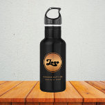 Botella De Agua Agregar logotipo de Gold Business Company y profes<br><div class="desc">Promociona tu marca con esta botella de agua de acero inoxidable personalizado, con el logo de tu compañía de oro y texto editable. Diseñada para uso profesional, corporativo o promocional, esta botella es perfecta para regalos de equipo, eventos o para el uso diario de marca. Añade tu propio logotipo y...</div>