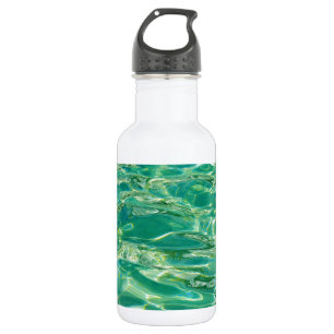 Botella De Agua Agua azul bajo el sol brillante del mediodía