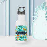 Botella De Agua Aguamarina | Nombre del patrón de dinosaurios colo<br><div class="desc">Personalice esta botella de agua con la temática de los dinosaurios adorable con el nombre de su hijo en letras blancas para un toque personalizado fresco! Este diseño colorido, creado especialmente para los niños amantes del dino, presenta ilustraciones de dinosaurios naranjas, amarillos y verdes con hierbabuena en un vibrante entorno...</div>