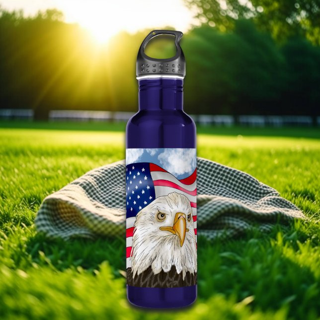 Botella De Agua Águila calva frente a la bandera estadounidense ar (Subido por el creador)