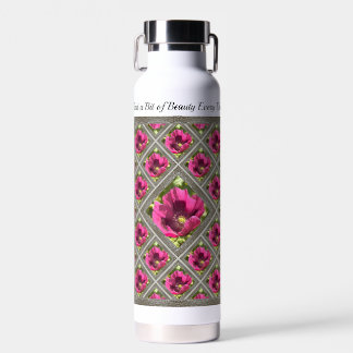 Botella de agua aislada con lapachos magenta