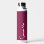 Botella de agua aislada personalizada - Borgoña<br><div class="desc">Manténgase elegante e hidratado con esta botella aislada personalizada, con su nombre personalizado en elegante escritura blanca sobre un rico fondo burdeos. Con su construcción de doble pared, esta botella mantiene las bebidas frías o calientes durante horas, lo que lo hace perfecto para el uso diario en el trabajo, el...</div>