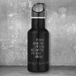 Botella De Agua Alfombra de cruz de padre padre moderno niños nomb<br><div class="desc">Definición urbana y moderna de Padre en estilo crucigrama con palabras que definen a un padre en tipografía minimalista blanca y escritura manuscrita con mensaje personalizado. "Padre" está escondido en estas amables palabras de apreciación: Gracioso, Asombroso, Fuerte, Insistible, Paciente y Valiente. Debajo puedes escribir un mensaje personalizado para papá, como...</div>