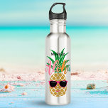 Botella De Agua Aloha Tropical Hawaiano Pineapple<br><div class="desc">Manténgase fresco e hidratado con esta botella tropical de agua personalizada que incluye una piña feliz con gafas de sol y un saludo hawaiano "Aloha" con colores de verano (rosa, coral, naranja, turquesa). Perfecto para un día en la playa, el trabajo, el regreso a la escuela, el gimnasio y los...</div>