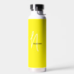 Botella De Agua Amarilla | Personalizado Monograma Nombre de guión<br><div class="desc">Personalizado Clásico Fresco Vibrante Amarillo Género Neutral Color Script Monograma Nombre Elegante Moda Botella de agua. Un diseño sencillo y moderno de color blanco y negro con caligrafía escrita a mano para un aspecto profesional y sofisticado. Crea tus propios regalos personalizados y ecofriendados. Cualquier tipo de letra, cualquier color, nada...</div>
