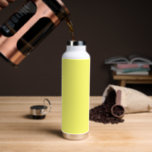 Botella De Agua Amarillo de mantequilla<br><div class="desc">Conocido por su tono cálido, los tonos amarillos de las carnicerías añaden alegría instantánea y un sentido de confort a cualquier espacio, al tiempo que se complementan fácilmente con otros tonos. Un neutro acogedor que se encuentra entre amarillo pálido y blanco roto cremoso, se puede utilizar en diseños tradicionales y...</div>