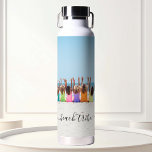 Botella De Agua Amigos de la tribu de la playa Vacaciones Foto de<br><div class="desc">Este diseño puede ser personalizado en el área proporcionada cambiando la foto y/o el texto. O puede personalizarse haciendo clic en Personalizar esta plantilla y, a continuación, eligiendo la opción de hacer clic en el personalizar y eliminando o cambiando el color del fondo, agregando texto, cambiando el color o estilo...</div>