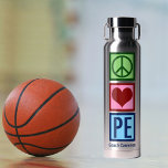 Botella De Agua Amo por la paz del profesor de gimnasia personaliz<br><div class="desc">Peace Love P.E. botella de agua. Un lindo personalizado profesor de educación física para un entrenador que enseña gimnasia en la escuela primaria y educación física a los estudiantes. Un fresco regalo de Navidad para profesores de gimnasia personalizado.</div>