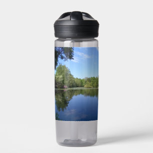 Botella De Agua Árboles en el río - parte de la serie de reflexión