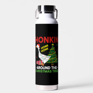 Botella De Agua Arrojando alrededor del árbol de Navidad